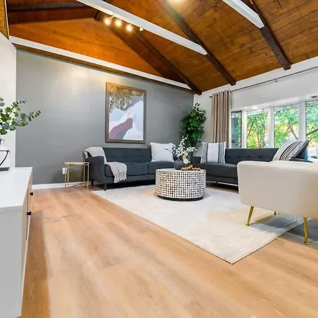 Elmhurst 3Br House With Modern Farmhouse Charm